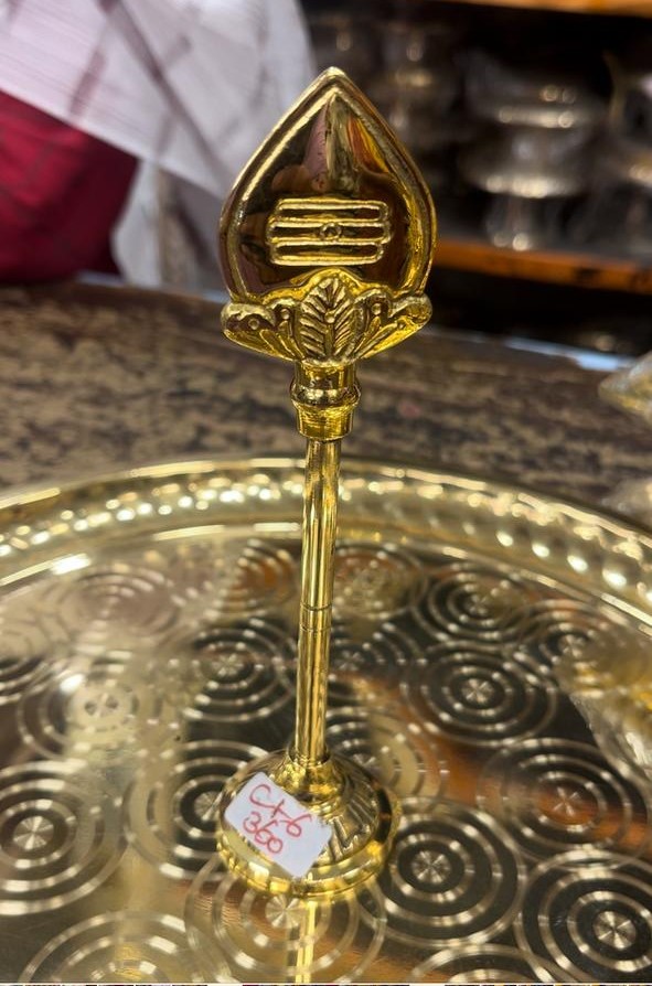 Che007_Pure Brass Lord Murugar Vel Stand_Rs.360